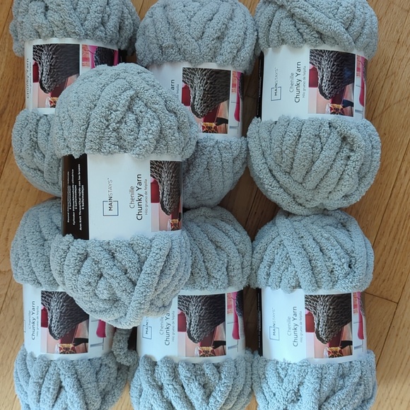Mainstays Chenille Chunky Yarn: Soft Silver. Sold in bulk of 7 skeins only. - Picture 1 of 6